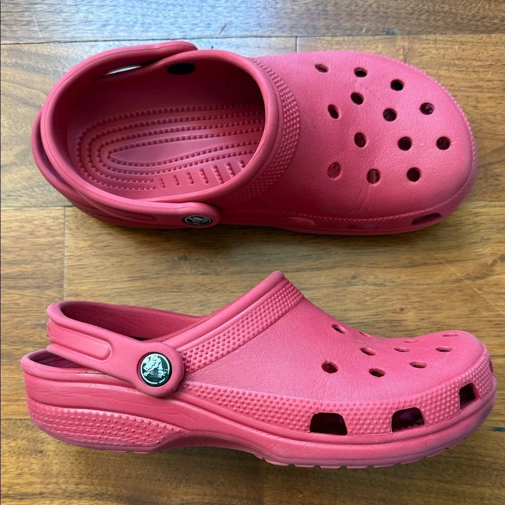 Crocs Unisex Classic Red Clogs Size Women 7 / Men 5 - Picture 1 of 8